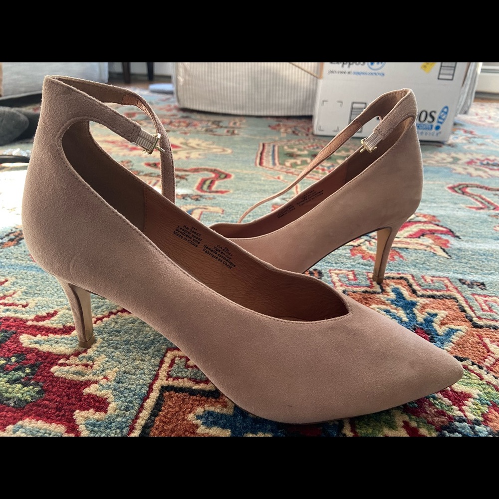 Super cute Halogen pumps with heel strap, size 9!